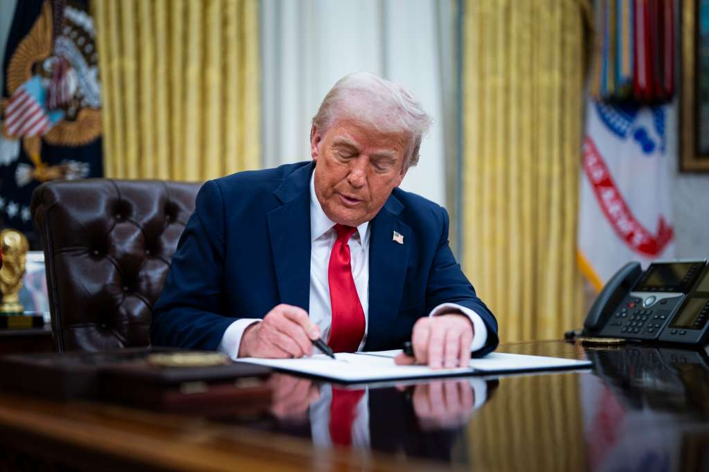 WASHINGTON (United States), 31/03/2025.- US President Donald Trump signs an executive order in the Oval Office at the White House in Washington, DC, USA, 31 March 2025. The order directs the Federal Trade Commission to work with the Department of Justice to ensure that competition laws are enforced in the concert and entertainment industry, and pushes state consumer protection authorities on enforcement. EFE/EPA/ALEXANDER DRAGO / POOL