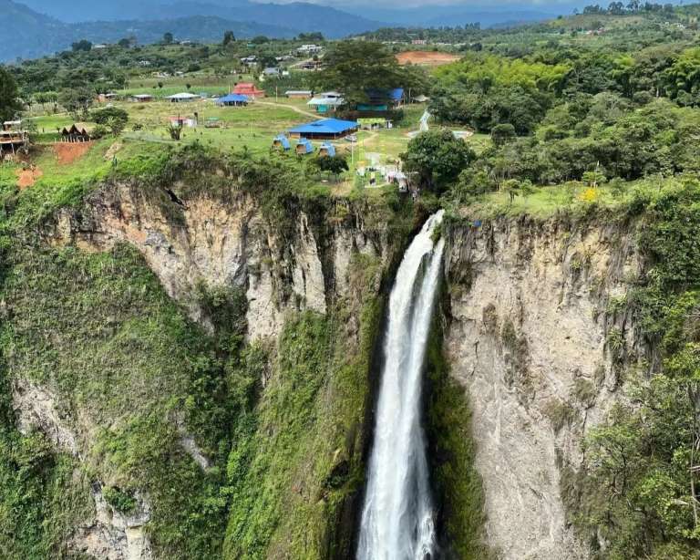 El Salto del Mortiño es una de las joyas naturales más impresionantes del Huila, ubicado en el municipio de Isnos, en pleno Macizo Colombiano, una de las regiones con mayor biodiversidad del planeta. Su principal atractivo es una imponente cascada de más de 200 metros de altura rodeada de paisajes selváticos y miradores naturales, entre ellos el popular puente de cristal, desde donde se puede apreciar una vista privilegiada de la caída del agua. Para llegar desde Bogotá, debe dirigirse a la Terminal de Transportes Salitre y tomar un bus con destino a Isnos o Pitalito. Una vez allí, puede continuar el recorrido en jeep, moto u otro transporte local hacia la vereda Mortiño, donde se encuentra este reconocido destino ecoturístico.