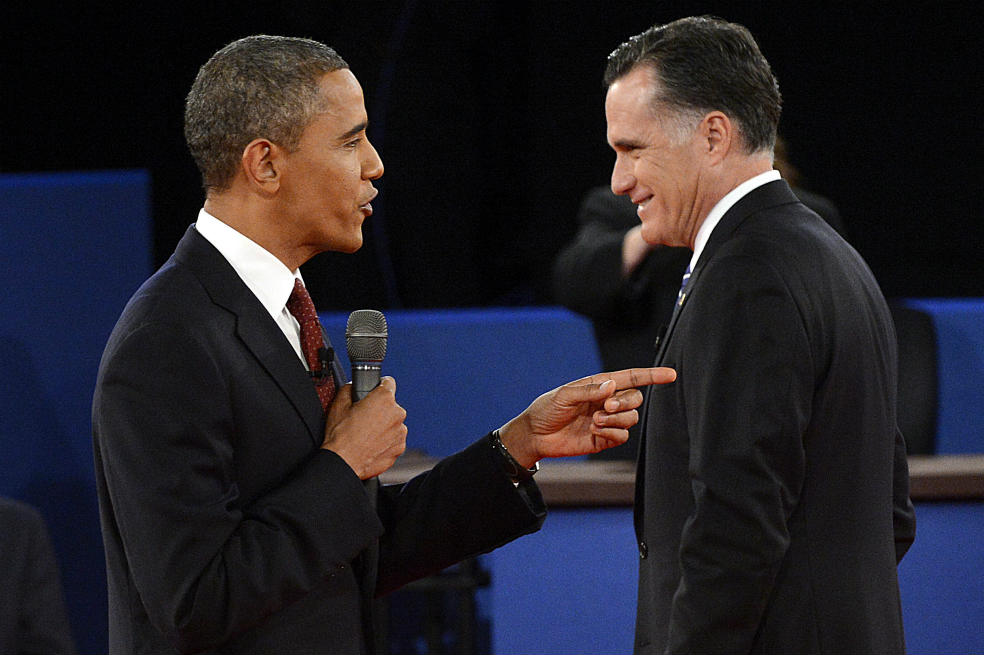 Barack Obama (izq.) y Mitt Romney se enfrentaron por última vez la noche del martes. / AFP