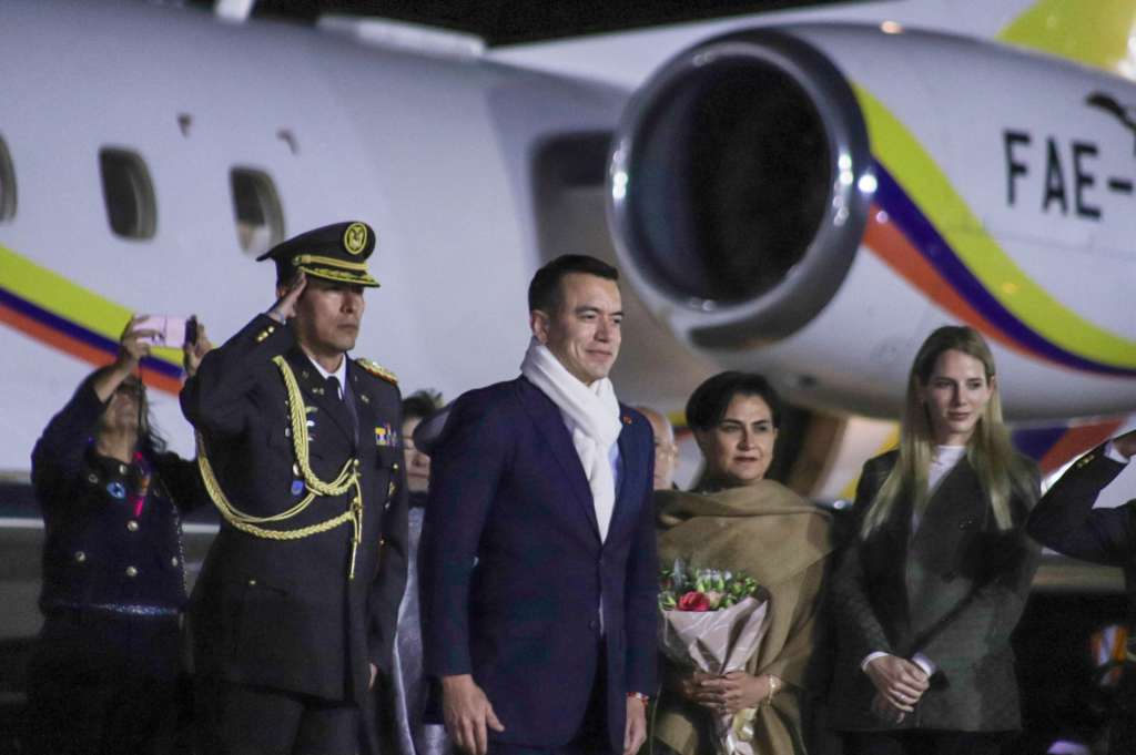 AME6680. EL ALTO (BOLIVIA), 07/11/2025.- El presidente de Ecuador, Daniel Noboa (c), llega al Aeropuerto Internacional El Alto este viernes, en El Alto (Bolivia). Noboa llegó a Bolivia para participar en el acto de investidura del presidente electo de Bolivia, Rodrigo Paz Pereira, presencia que marca un cambio para las relaciones de ambos países tras el alejamiento del ecuatoriano por su tendencia conservadora. EFE/ Gabriel Márquez