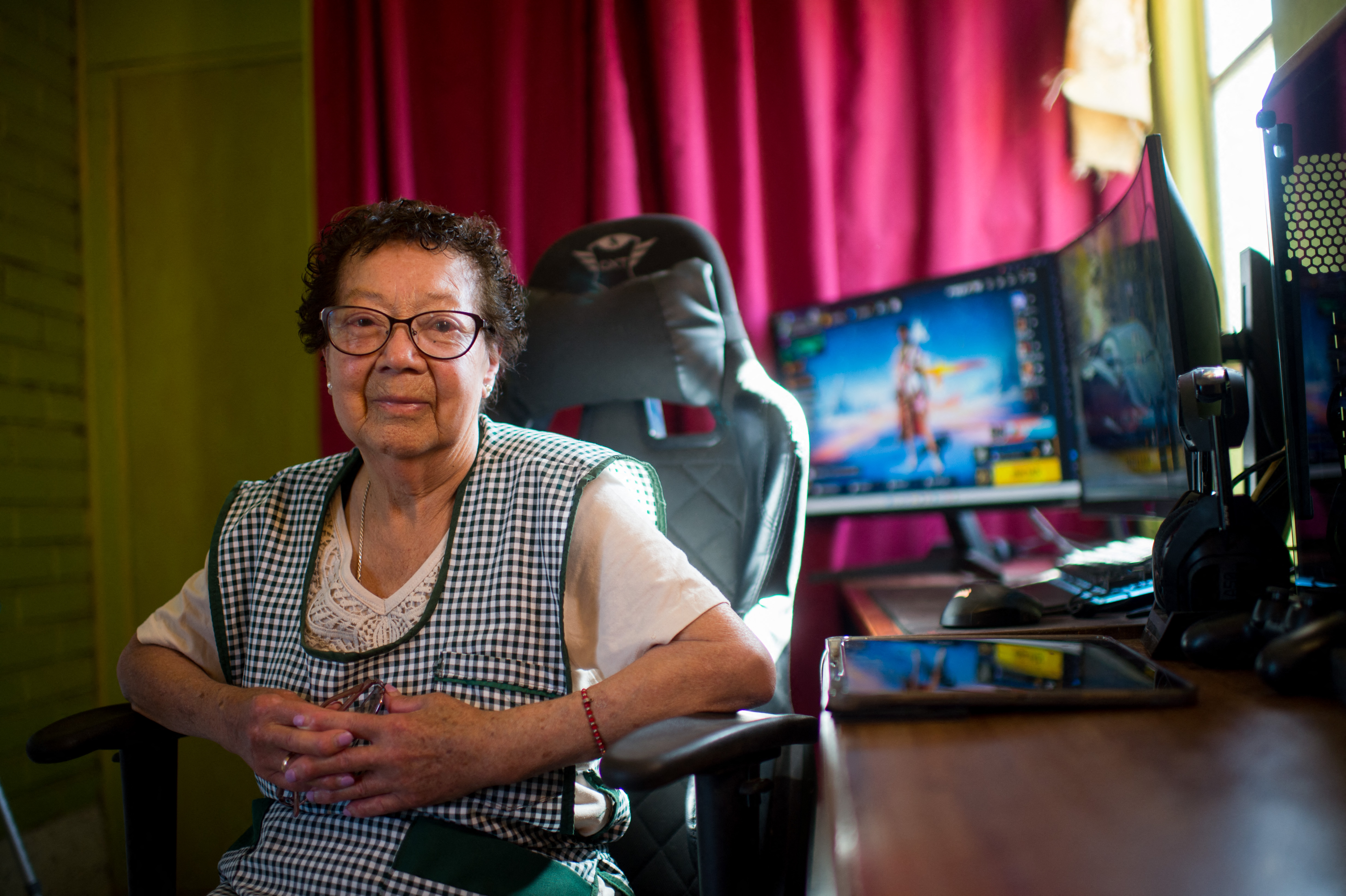 María Elena Arávalo, de 81 años, posa para una fotografía durante una entrevista con la AFP en su casa de Llay-Llay, Región de Valparaíso, Chile, el 19 de diciembre de 2023.
