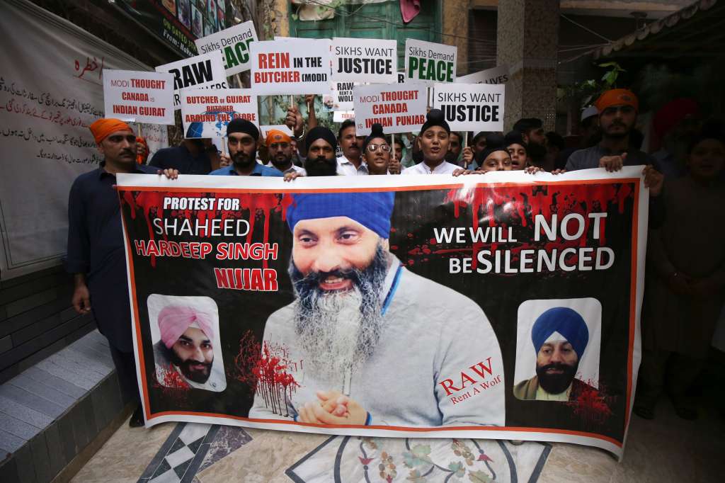 Peshawar (Pakistan), 20/09/2023.- Pakistani Sikh minority hold placards during a protest against India over Najjar's murder in Canada, in Lahore, Pakistan, 20 September 2023. India and Canada are caught in a diplomatic dispute over the alleged involvement of Indian authorities in the killing of Sikh activist Hardeep Singh Nijjar, who allegedly had links with Khalistan movement in Canada. The Sikh independence movement, known as the Khalistan movement, seeks to establish a separate homeland for Sikhs. (Protestas) EFE/EPA/BILAWAL ARBAB