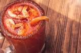 ¡Para el calor! Así puedes preparar michelada con camarones