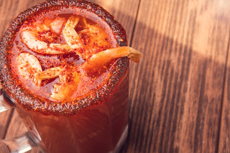 ¡Para el calor! Así puedes preparar michelada con camarones