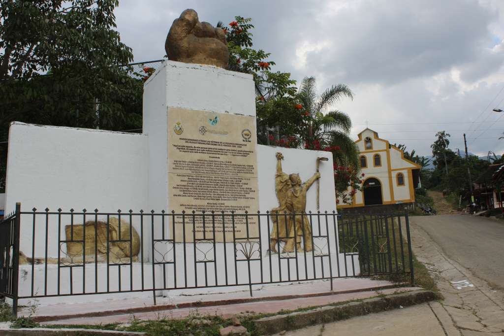 Placa en memoria a las víctimas asesinadas por el bloque paramilitar Calima en el Valle del Cauca. El monumento fue realizado por el artista mexicano Alfredo Castañeda. /Fotos: Christiam Chaparro.