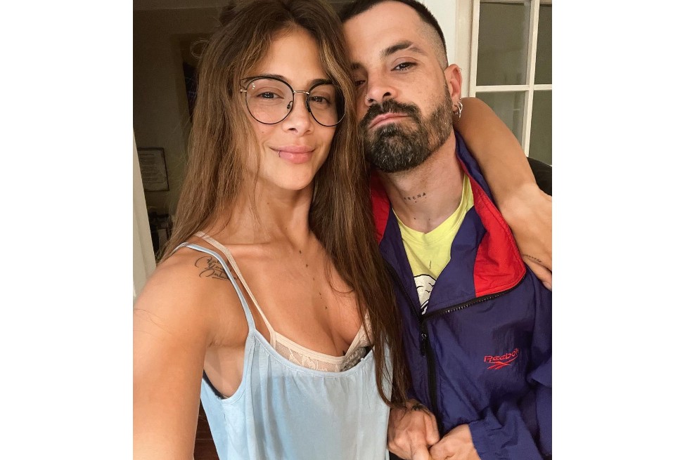 Rumores en redes sociales apuntan a que la pareja de cantantes estaría esperando su primer hijo.