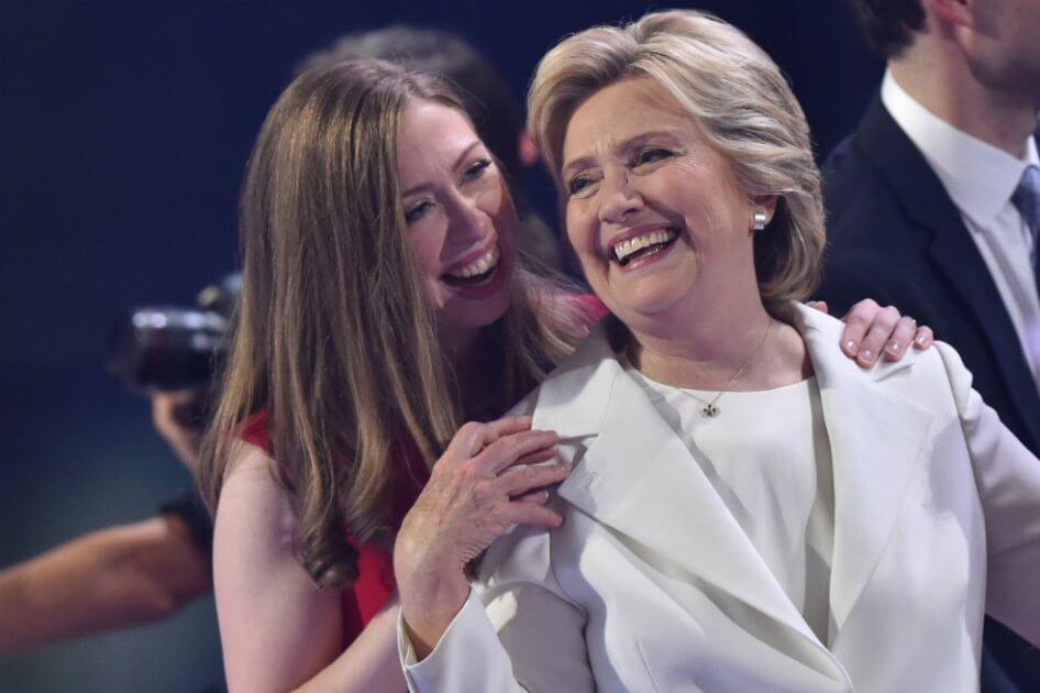 Hillary Clinton con su hija, Chelsea, durante la campaña electoral de 2016. / AFP
