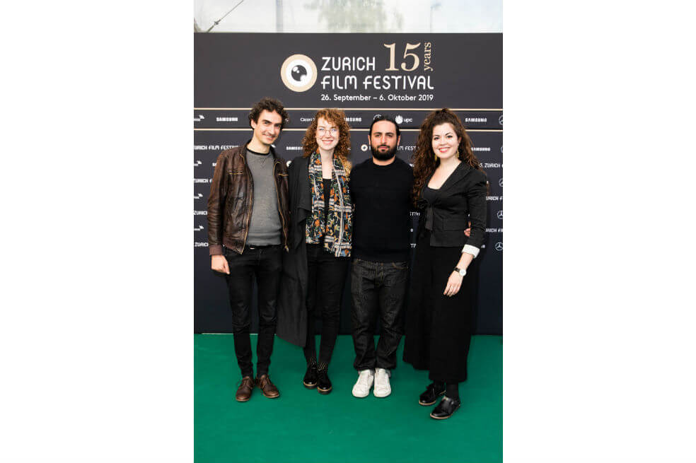 Georg Bütler, Catalina Arroyave Restrepo y Franco Lolli, los tres primeros de izquierda derecha, posan en el Festival de cine de Zúrich con una aficionada. / Festival de Zúrich