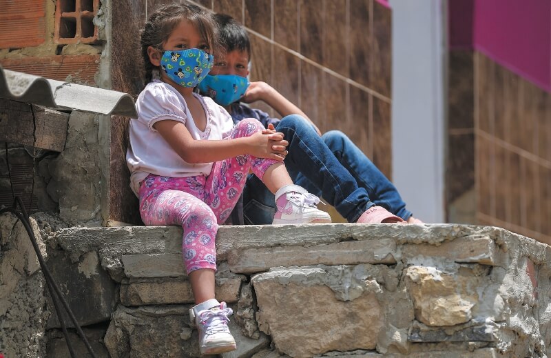 Imágenes captadas estos días en Ciudad Bolívar, en el sur de Bogotá. En el país hay más de 15,4 millones de menores de 18 años que están confinados. / Fotos: Mauricio Alvarado