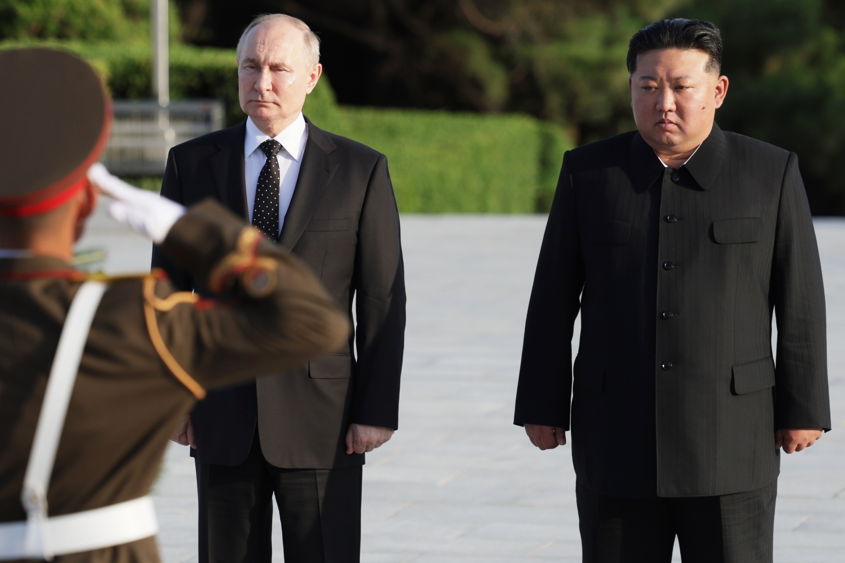 Pyongyang (Korea, Democratic People''s Republic Of), 18/06/2024.- Russian President Vladimir Putin (L) and North Korean leader Kim Jong Un (R) attend a wreath-laying ceremony at Liberation Monument in Pyongyang, North Korea, 19 June 2024. The Russian president is on a two-day official visit to North Korea. (Rusia) EFE/EPA/GAVRIIL GRIGOROV/SPUTNIK/KREMLIN POOL MANDATORY CREDIT