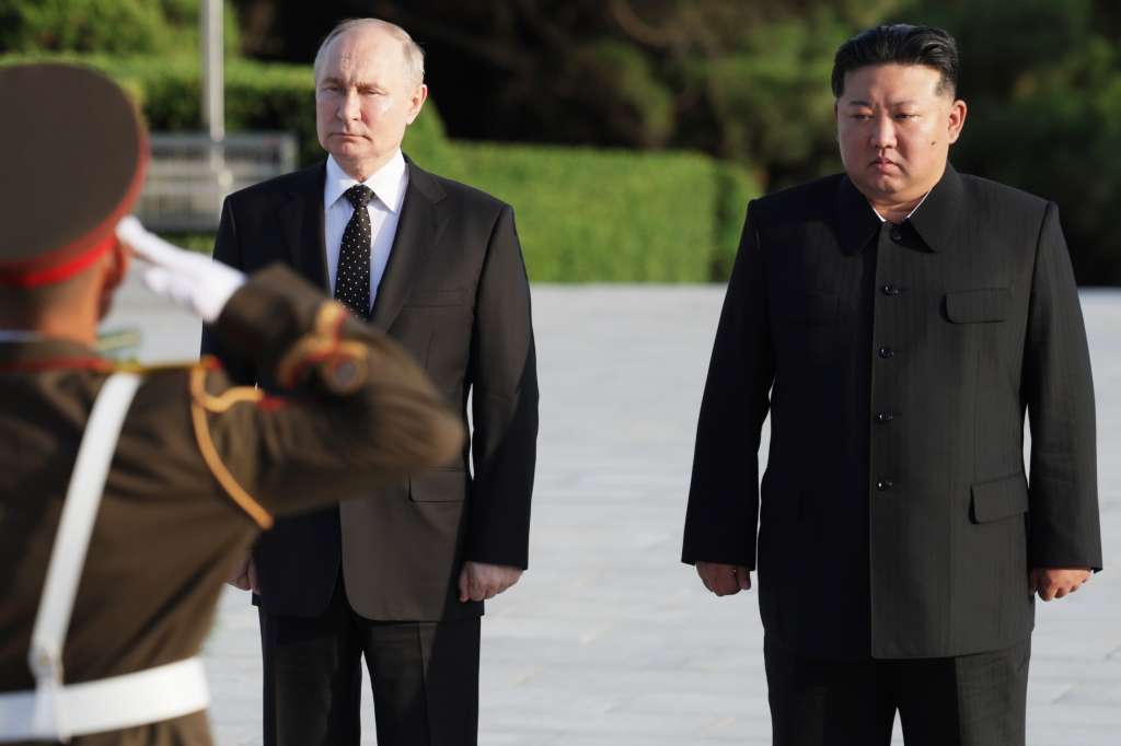 Pyongyang (Korea, Democratic People''s Republic Of), 18/06/2024.- Russian President Vladimir Putin (L) and North Korean leader Kim Jong Un (R) attend a wreath-laying ceremony at Liberation Monument in Pyongyang, North Korea, 19 June 2024. The Russian president is on a two-day official visit to North Korea. (Rusia) EFE/EPA/GAVRIIL GRIGOROV/SPUTNIK/KREMLIN POOL MANDATORY CREDIT