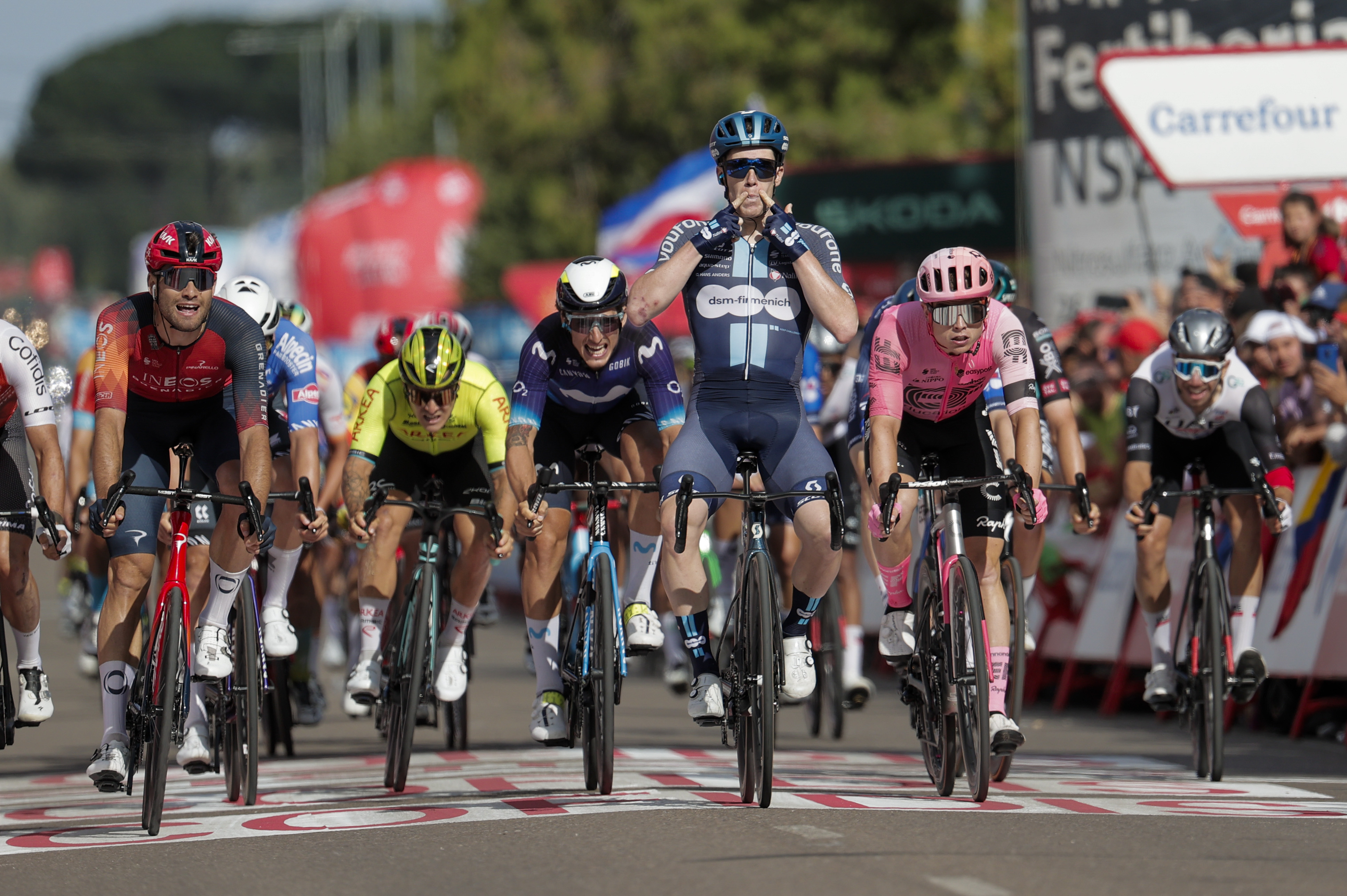 ISCAR (VALLADOLID)), 15/09/2023.- El ciclista Alberto Dainese (DSM-Firmenich) se impone vencedor de la decimonovena etapa de la Vuelta Ciclista a España disputada este viernes entre La Bañeza e Íscar, de 177,5 km de recorrido. EFE/ Manu Bruque