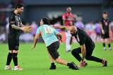 El aficionado que logró vencer al guardaespaldas de Messi y lo tiró al piso: video