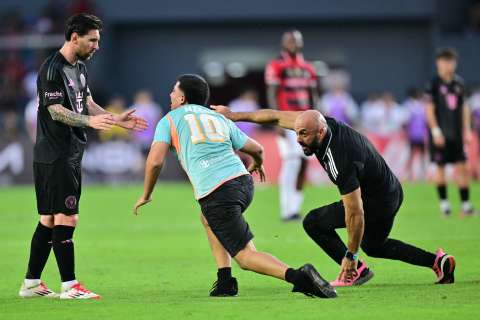 El aficionado que logró vencer al guardaespaldas de Messi y lo tiró al piso: video