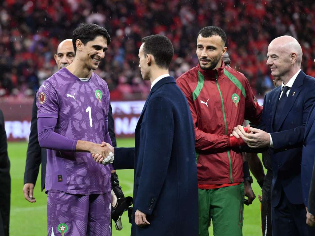 Rabat (Morocco), 21/12/2025.- Morocco's Crown Prince Moulay El Hassan (2-L) shakes hands with goalkeeper Yassine Bounou of Morocco (L) as FIFA President Gianni Infantino (R) shakes hands with Morocco's Romain Saiss (2-R) ahead of the CAF Africa Cup of Nations 2025 soccer match between Morocco and the Comoros in Rabat, Morocco, 21 December 2025. (Comores, Marruecos) EFE/EPA/JALAL MORCHIDI