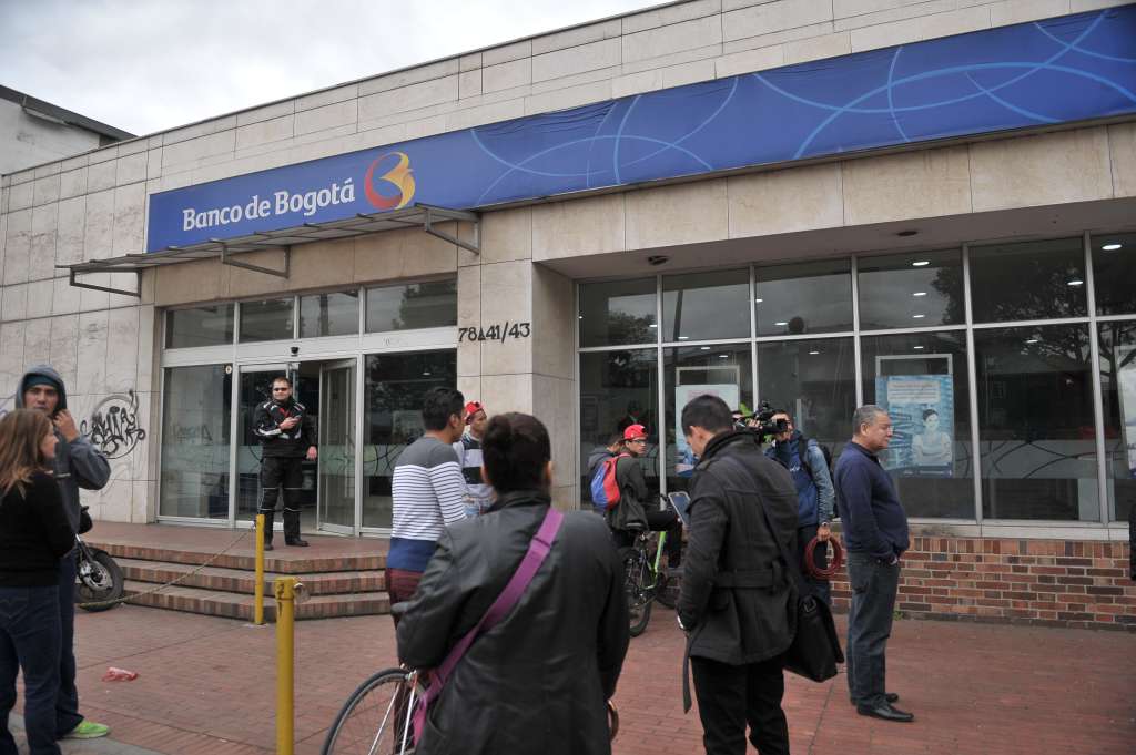 Un artefacto, una botella con cables y una cartulina negra, simulando ser un dispositivo explosivo fue encontrado frente a la oficina de la calle 80 con 72 del Banco de Bogotá.