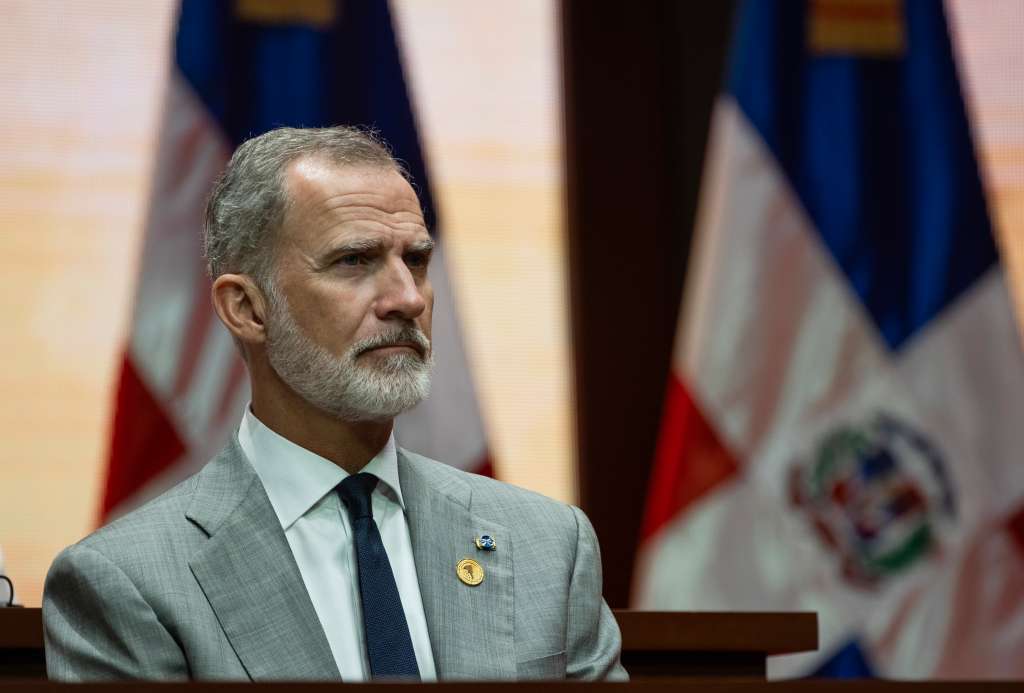 AME923. SANTO DOMINGO (REPÚBLICA DOMINICANA), 16/08/2024.- El rey Felipe VI asiste a la investidura de Luis Abinader como presidente de República Dominicana este viernes, en el Teatro Nacional en Santo Domingo (República Dominicana). Abinader asumió un segundo y último mandato de cuatro años en presencia de más de una decena de jefes de Estado y de Gobierno, entre ellos el rey de España, tras haber ganado ampliamente la reelección en los comicios del 19 de mayo pasado. EFE/ Orlando Barría