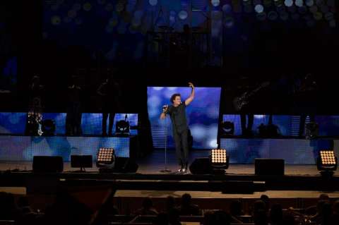 Carlos Vives rinde homenaje a Juan Gabriel