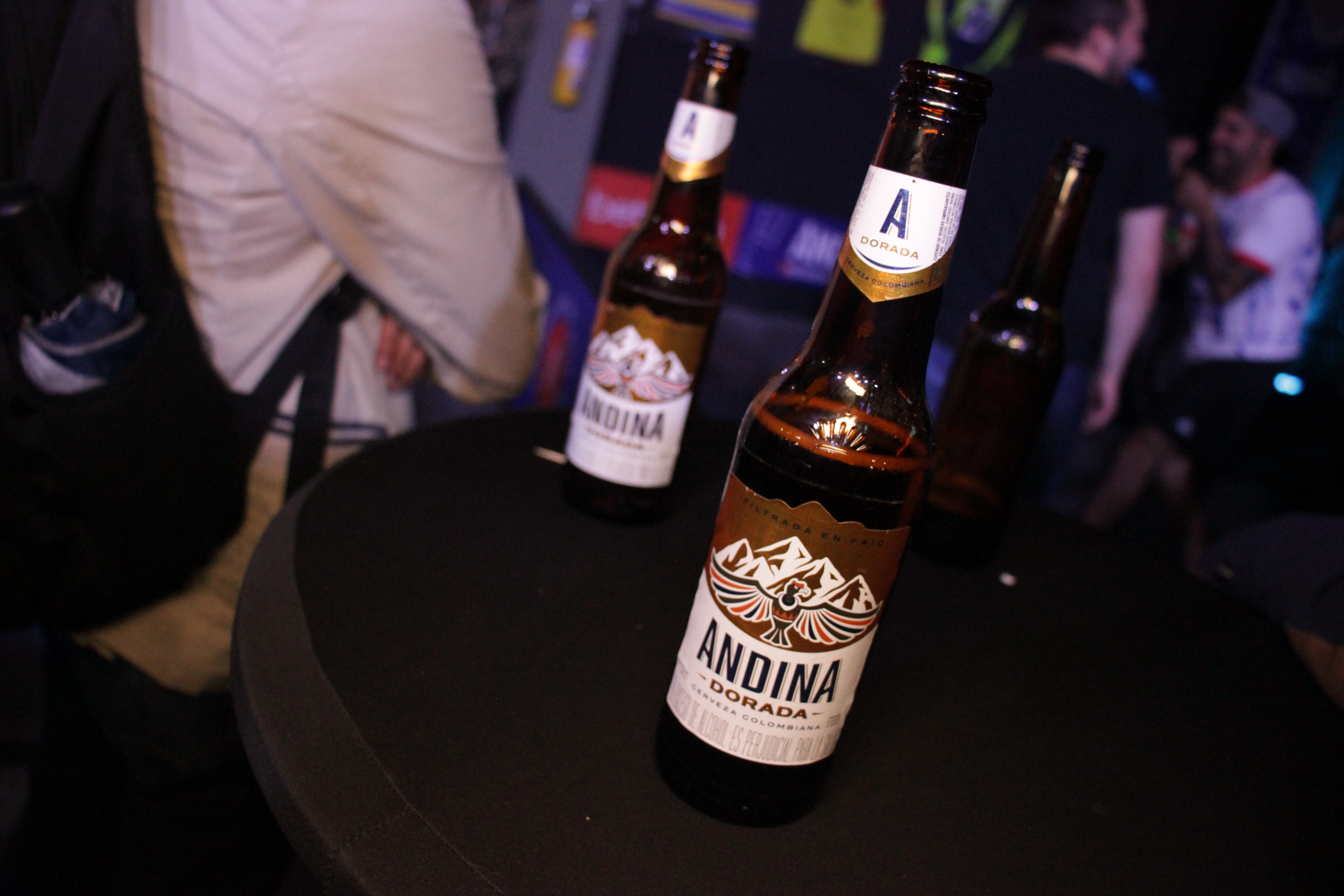 Presentación de esta marca de cerveza como patrocinador del fútbol no profesional en el Bar El Tercer Tiempo