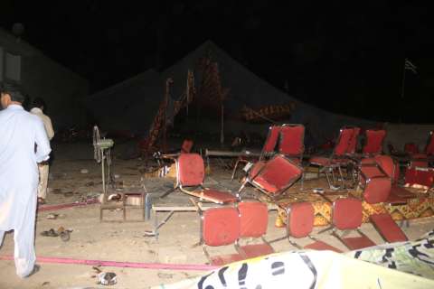 Al menos 50 muertos tras explosión de una bomba en un mitin político en Pakistán