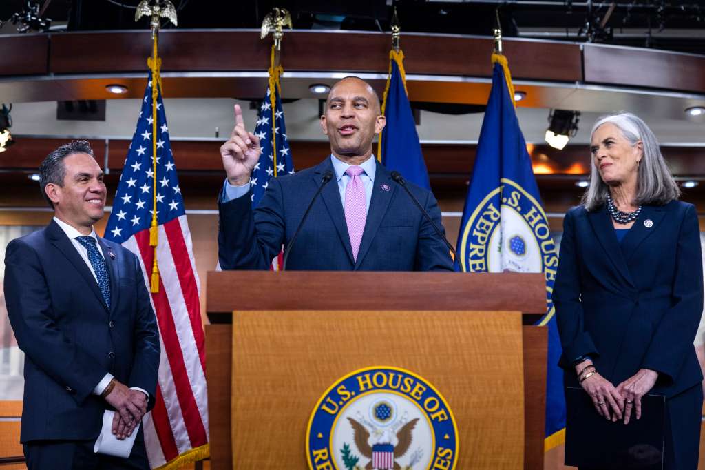 Washington (United States), 30/11/2022.- Democratic Representative from New York Hakeem Jeffries (C) speaks to the media after fellow Democrats elected him the new Minority Leader of the House in the US Capitol in Washington, DC, USA, 30 November 2022. In addition to Jeffries, Representative Pete Aguilar of California (L) was elected to Chairman of the Party Caucus, and Representative Katherine Clark of Massachusetts (R) was elected as Minority Whip. (Estados Unidos, Nueva York) EFE/EPA/JIM LO SCALZO