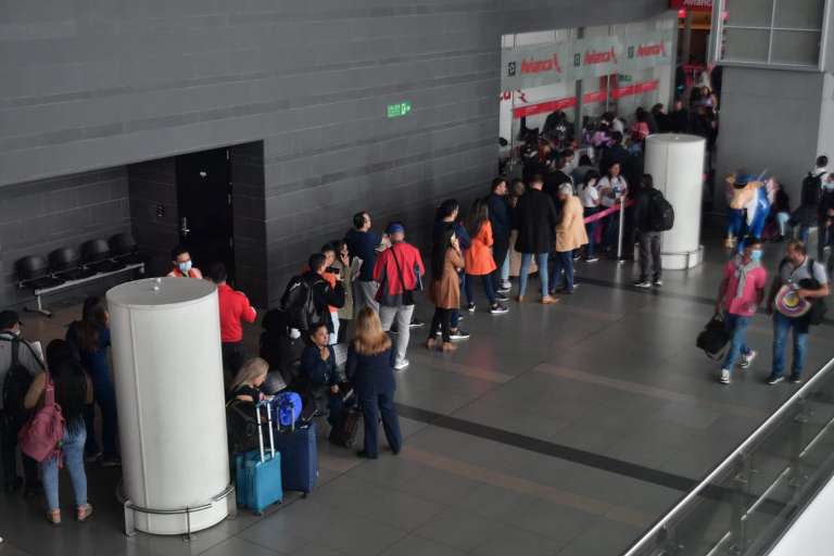 Desde la noche del 29 de marzo, usuarios de Ultra Air llegaron al Aeropuerto El Dorado por el cese de operaciones que anunció la aerolínea.