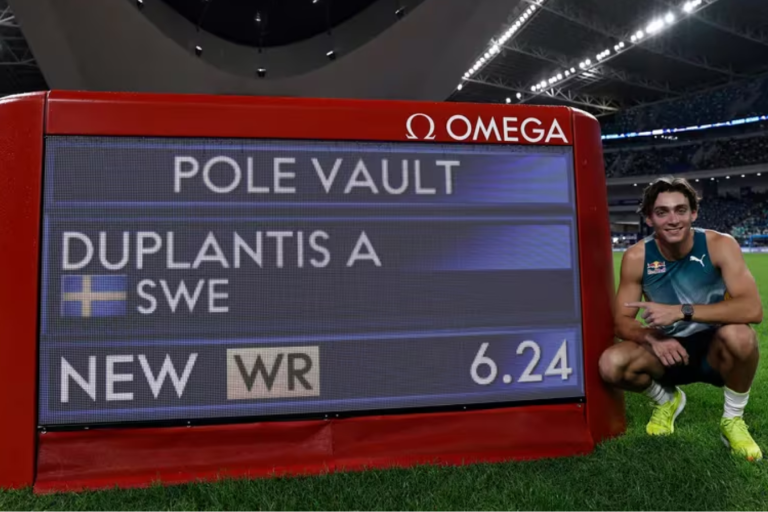 Armand Duplantis rompió el récord mundial de salto con pértiga por octava vez consecutiva