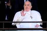 Ya trabaja desde su escritorio: la salud del papa Francisco sigue mejorando