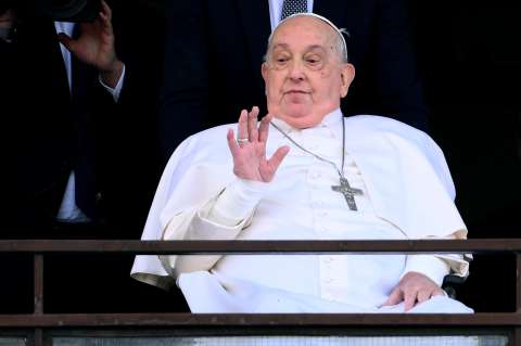 El dilema del papa Francisco: ¿mostrar su fragilidad o hacerse invisible?