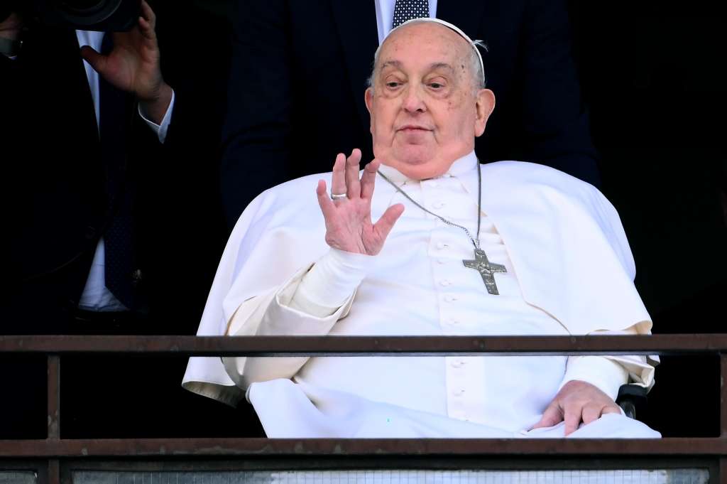 -FOTODELDÍA- Roma (Italia), 23/03/2025.- El Papa Francisco saluda y bendice a los fieles desde el balcón del hospital Gemelli donde ha estado hospitalizado, en Roma, Italia, el 23 de marzo de 2025. El Papa Francisco ha sido dado de alta el 23 de marzo con una prescripción de al menos dos meses de convalecencia después de pasar más de cinco semanas en el hospital por una neumonía bilateral. EFE/ETTORE FERRARI