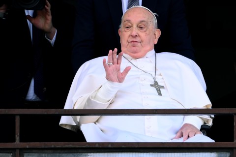 “Fue un milagro que saliera del hospital”: el papa estuvo al borde de la muerte