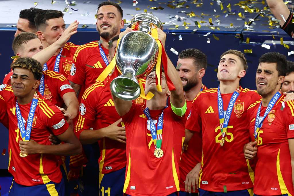 Berlin (Germany), 14/07/2024.- Alvaro Morata (C) of Spain celebrates with the trophy after winning the UEFA EURO 2024 final soccer match between Spain and England, in Berlin, Germany, 14 July 2024. (Alemania, España) EFE/EPA/HANNIBAL HANSCHKE