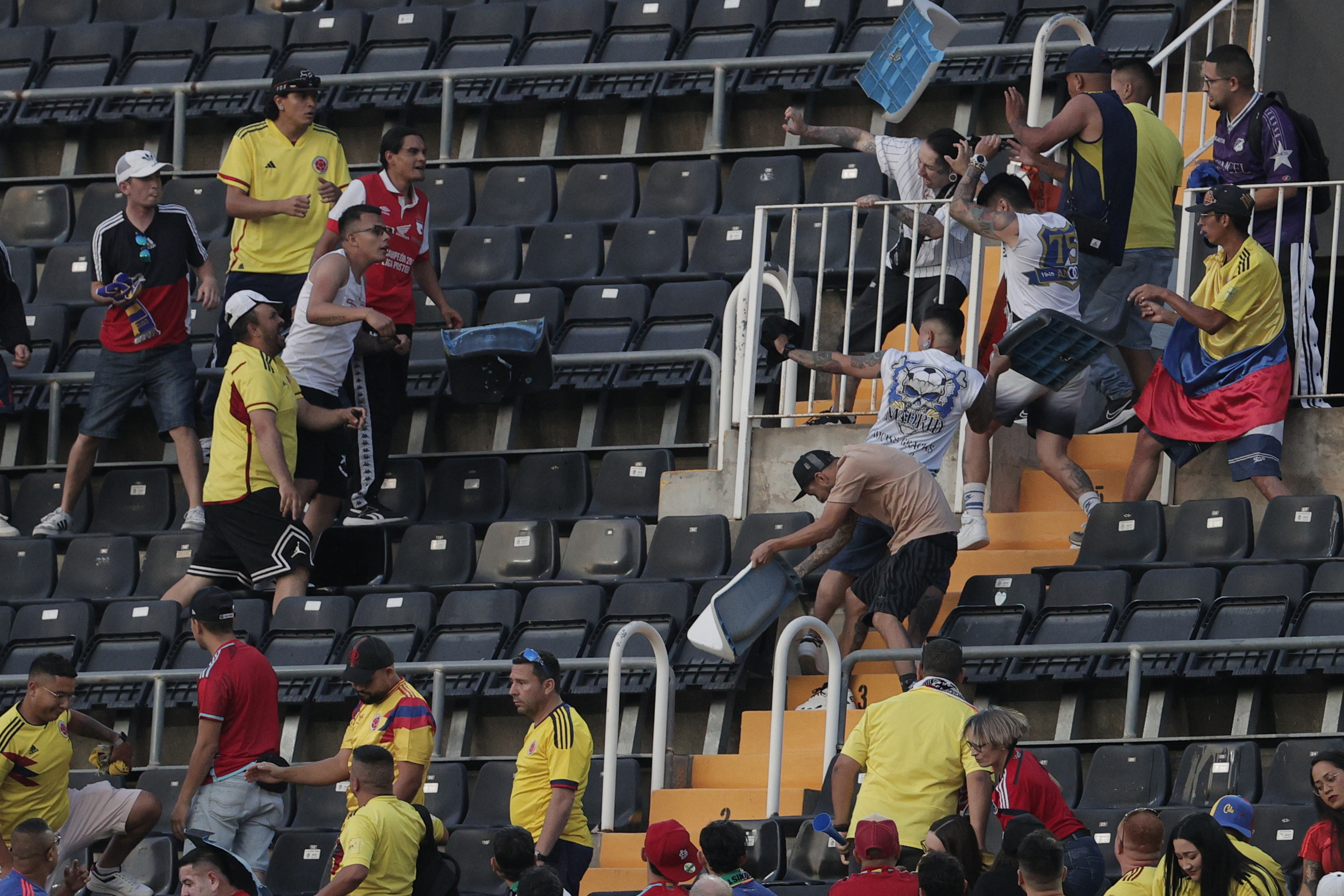 VALENCIA, 16/03/2023.- Aficionados colombianos e iraquíes se enfrentan en las gradas durante el encuentro amistoso entre las selecciones de Colombia e Irak, este viernes en el estadio de Mestalla, en Valencia. EFE/ Manuel Bruque