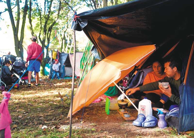 En abril, 700 venezolanos se instalaron en un lote cerca de la terminal del norte, en Bogotá, a la espera de que abrieran la frontera para volver a su país.