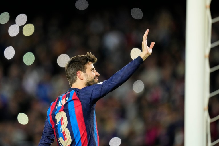 BARCELONA, 05/11/2022.- El defensa del Barcelona Gerad Piqué, al término del encuentro de la decimotercera jornada de LaLiga entre el FC Barcelona y el UD Almería disputado este sábado en el Camp Nou, en Barcelona. EFE/Siu Wu