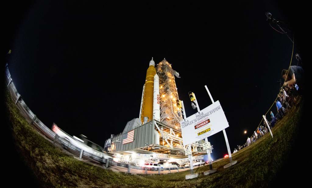 USA2003. CABO CAÑAVERAL (ESTADOS UNIDOS), 15/11/2022.- Fotografía cedida por la NASA donde se muestra el cohete del Sistema de Lanzamiento Espacial (SLS) con la nave espacial Orion a bordo instalado encima de un lanzador móvil en la plataforma de lanzamiento 39B del Centro Espacial Kennedy de la NASA, el 16 de agosto de 2022, en Florida (Estados Unidos). La NASA contempla la misión Artemis I como el inicio de un gran desafío técnico y punto de partida para una investigación de la luna con presencia humana que marcará el desarrollo científico futuro, dijo a EFE Rey Díaz, supervisor de tecnología aeroespacial del Centro Espacial Kennedy. EFE/Joel Kowsky / SOLO USO EDITORIAL/ SOLO DISPONIBLE PARA ILUSTRAR LA NOTICIA QUE ACOMPAÑA (CRÉDITO OBLIGATORIO)