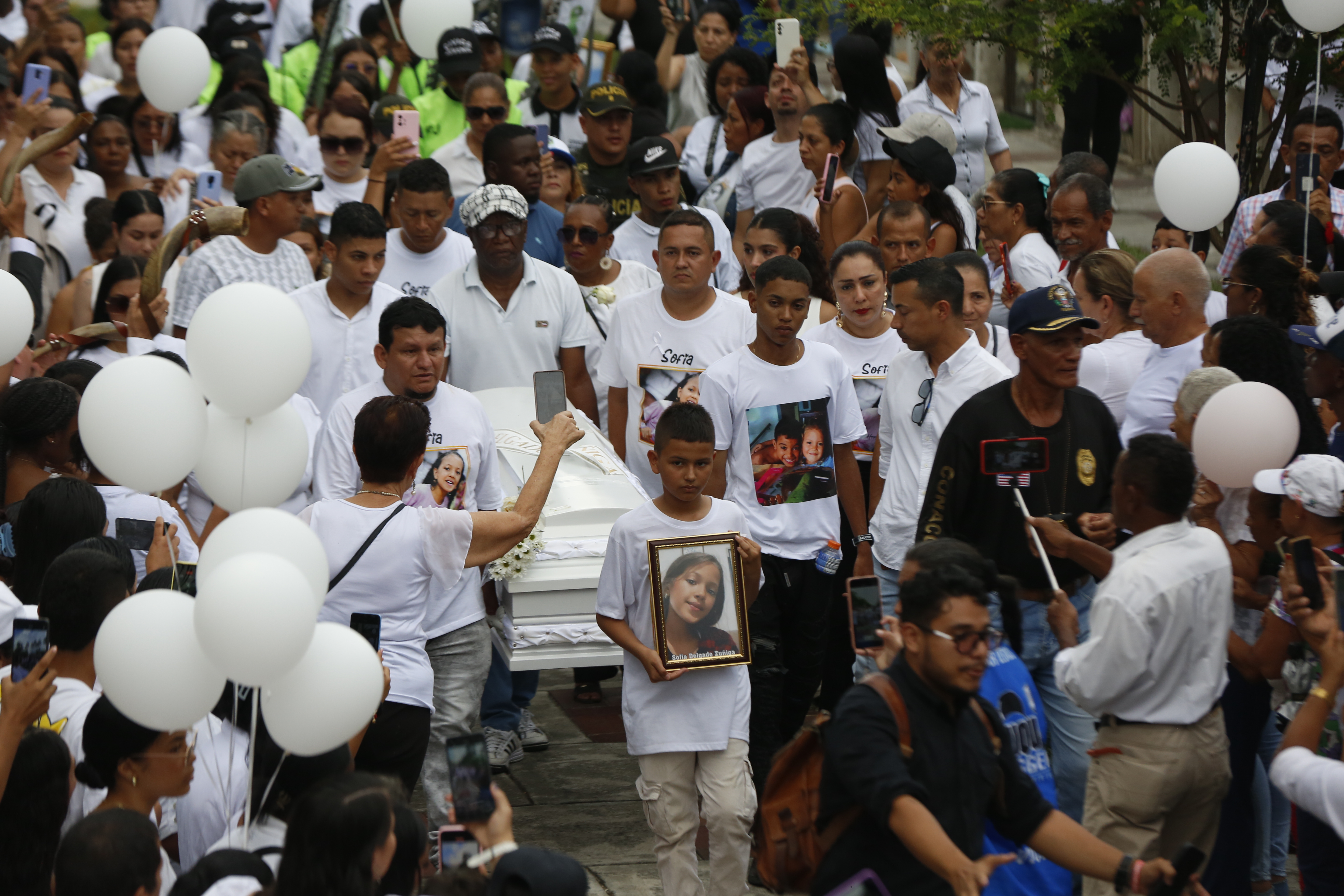 AME9047. CANDELARIA (COLOMBIA), 19/10/2024.- Familiares y amigos asisten al funeral de la niña Sofía Delgado este sábado, en Candelaria (Colombi). Más de 3.000 personas, la mayoría vestidas de blanco y exigiendo justicia, se congregaron este sábado en la localidad colombiana de Candelaria (suroeste), para darle el último adiós a Sofía Delgado Zúñiga, de 12 años, asesinada el pasado 29 de septiembre por un hombre que reconoció el feminicidio. EFE/ Ernesto Guzmán