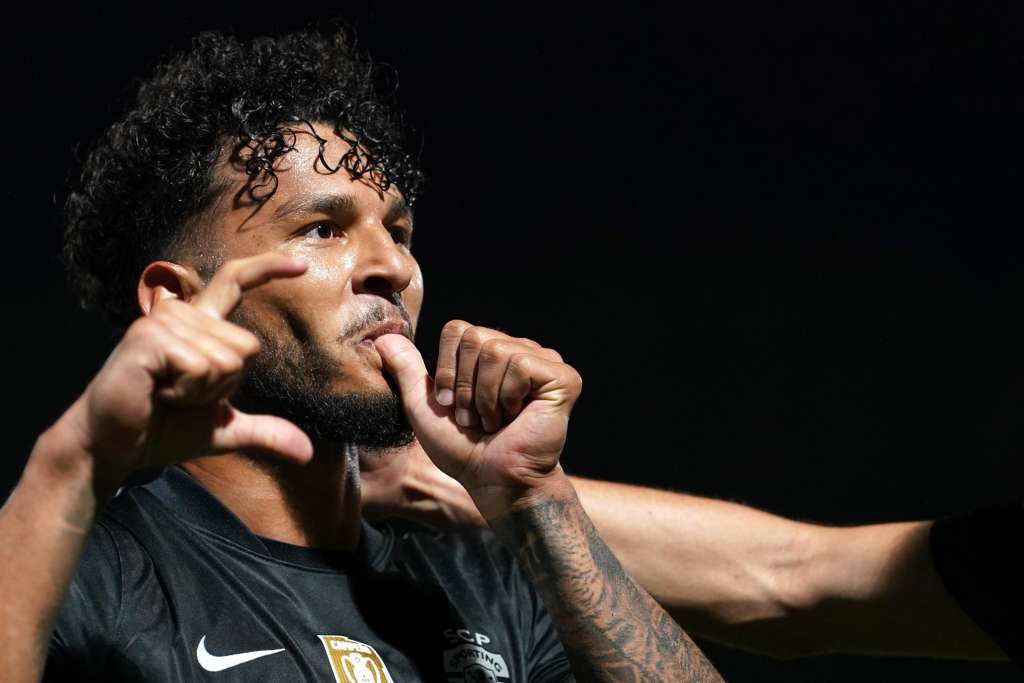 Vila Nova de Famalicao (Portugal), 13/09/2025.- Sporting's Luis Suarez celebrates scoring the 1-2 goal during the Portuguese First League soccer match between Famalicao and Sporting CP, in Vila Nova de Famalicao, Portugal, 13 Septermber 2025. EFE/EPA/HUGO DELGADO