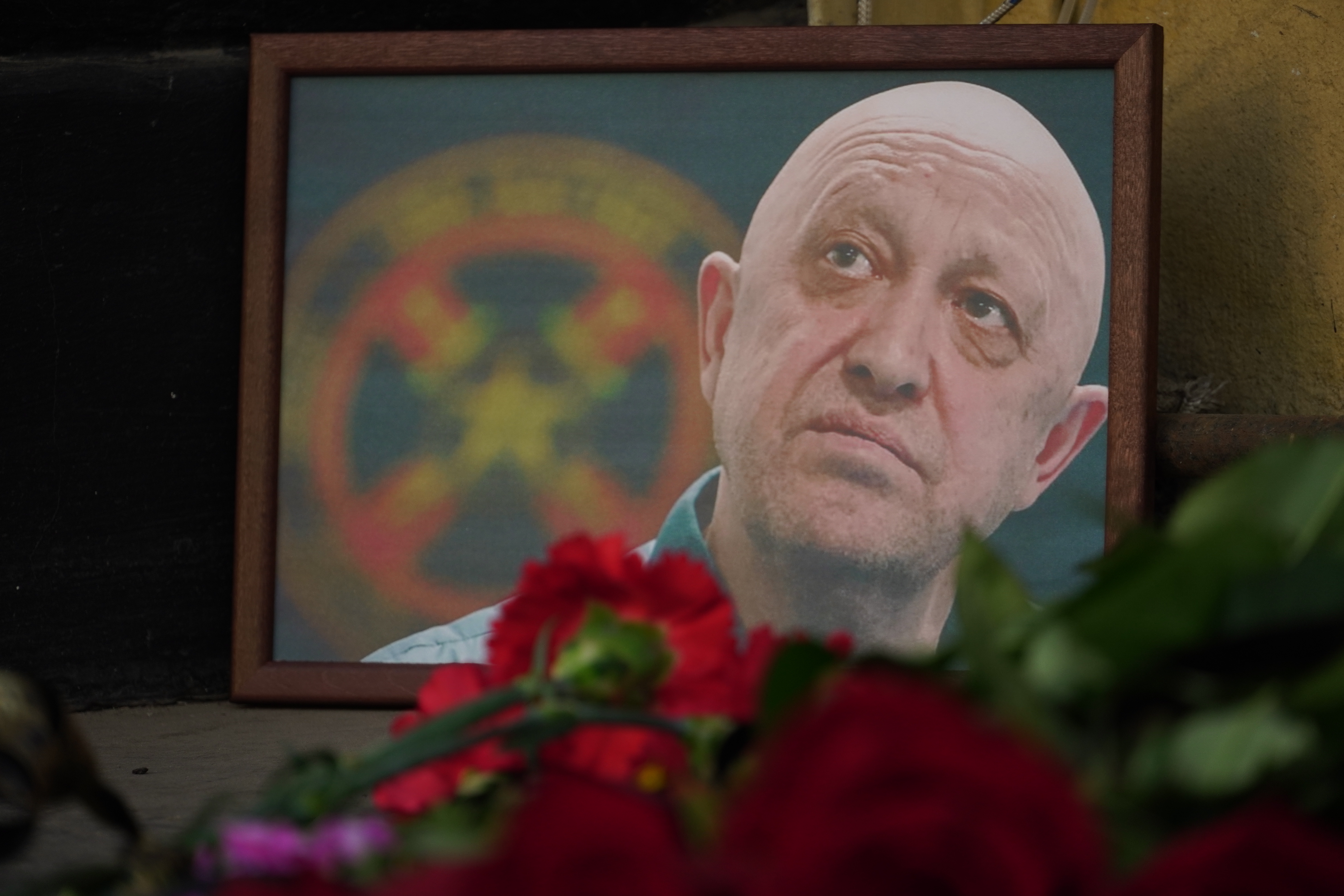 Rostov-on-don (Russian Federation), 24/08/2023.- A picture of PMC Wagner chief Yevgeny Prigozhin is seen at an informal memorial in downtown of Rostov-on Don, Russia, 24 August 2023. An investigation was launched into the crash of an aircraft in the Tver region in Russia on 23 August 2023, the Russian Federal Air Transport Agency said in a statement. Among the passengers was Wagner chief Yevgeny Prigozhin, the agency reported. (Rusia, Ucrania) EFE/EPA/STRINGER