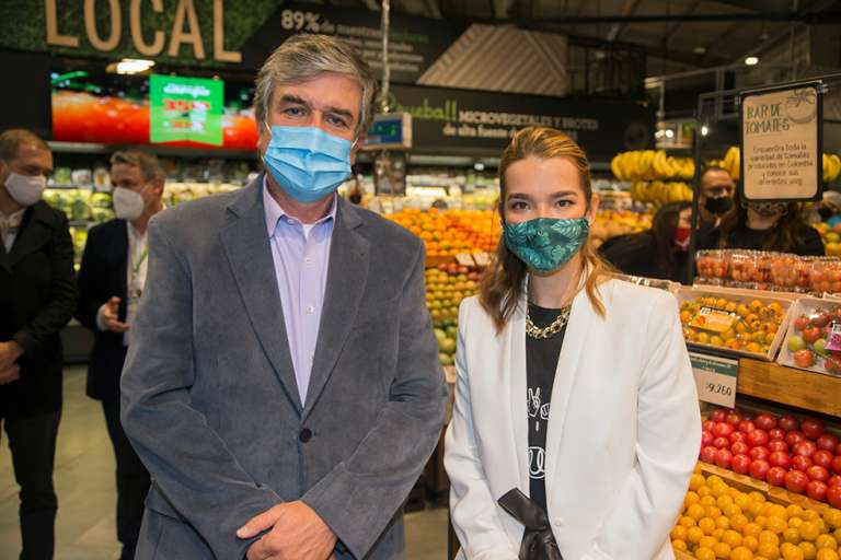 Francisco Cruz Prada ( viceministro medio ambiente) y Irina Jaramillo. ( Gerente Corporativa Carulla)