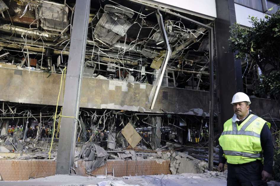 Escombros tras la explosión en el edificio de Pemex./ AFP