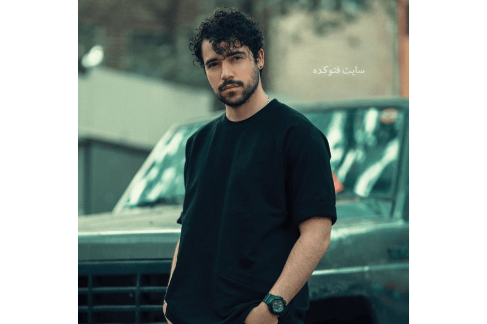 Shervin Hajipour nació en Babol, Irán.