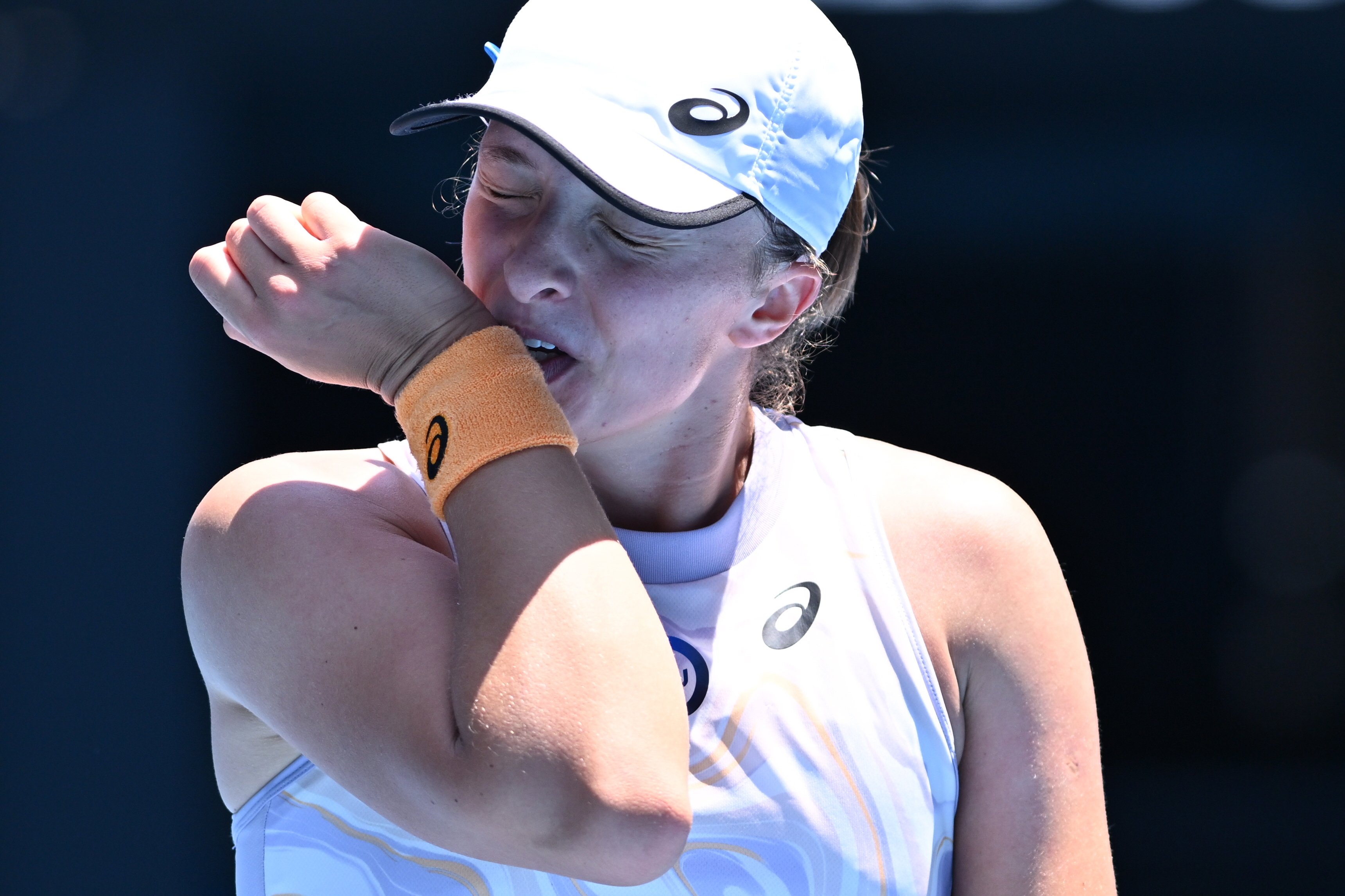 Melbourne (Australia), 22/01/2023.- Iga Swiatek of Poland in action during her 4th round match against Elena Rybakina of Kazakhstan during the 2023 Australian Open tennis tournament at Melbourne Park in Melbourne, Australia, 22 January 2023. (Tenis, Abierto, Kazajstán, Polonia) EFE/EPA/JOEL CARRETT AUSTRALIA AND NEW ZEALAND OUT