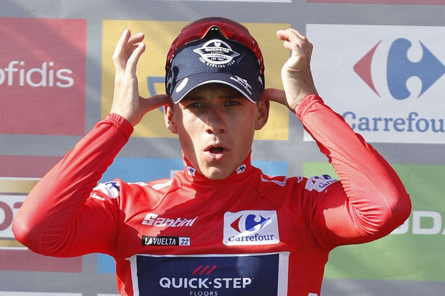 LES PRAERES (ASTURIAS), 28/08/2022.- El ciclista belga Remco Evenepoel, en el podio como líder de la Vuelta, tras la novena etapa de La Vuelta Ciclista a España, disputada este domingo entre las localidades asturianas de Villaviciosa y Les Praeres, Nava (171,4 km.). EFE/Javier Lizón