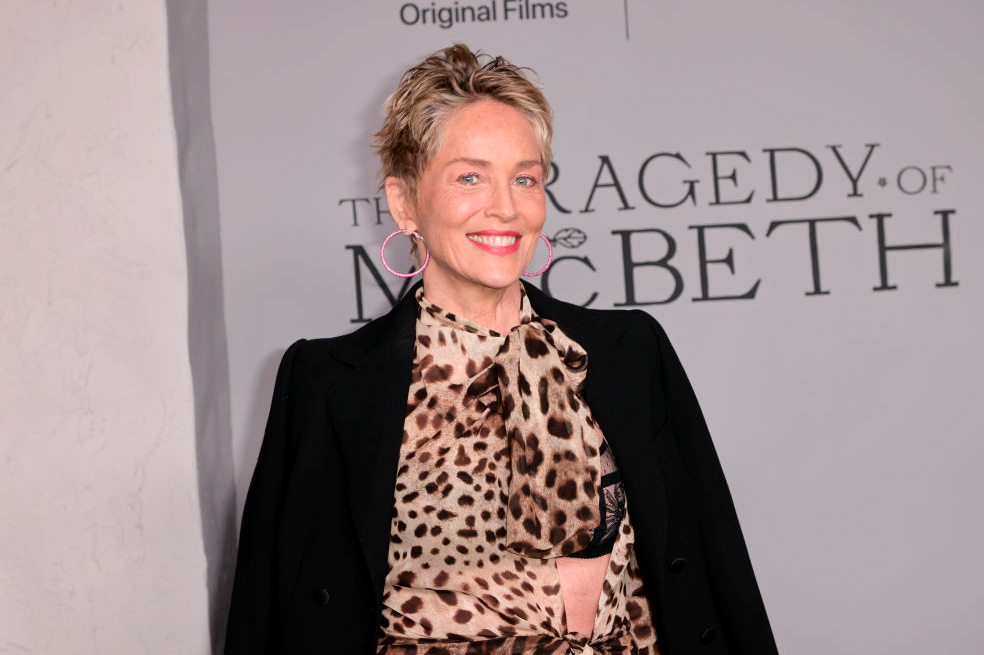 Sharon Stone sorprende con su look