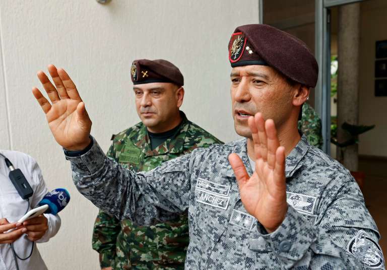 AME333. SAN JOSÉ DEL GUAVIARE (COLOMBIA), 20/05/2023.- El General Pedro Sánchez Suáre, Comandante del comando conjunto de operaciones especiales de las Fuerzas Militares, habla sobre la denominada "operación milagro", que es la búsqueda de los menores perdidos desde hace 20 días después de un accidente aéreo en el sur de Colombia, hoy, desde la Vigésima Segunda Brigada de Selva en San José del Guaviare (Guaviare). Los equipos de rescate han intensificado en los últimos días la búsqueda en la zona selvática del sur del país donde el pasado 1 de mayo se accidentó un avión para tratar de encontrar con vida a Lesly Mukutuy, de 11 años; a Soleiny Mukutuy, de 9 años; a Tien Noriel Ronoque Mukutuy, de 4 años, y al bebé de 11 meses Cristin Neruman Ranoque. EFE/ Mauricio Dueñas Castañeda