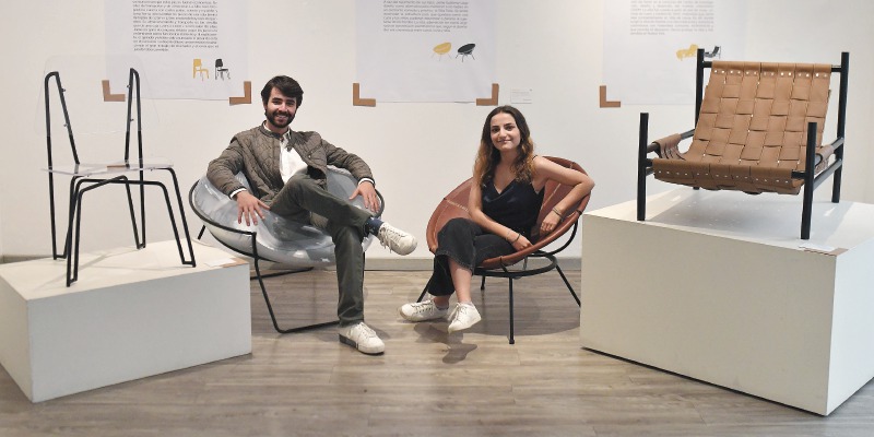 Pablo Ordóñez y Emilia Cano en las sillas  que rediseñaron para la exposición "Hue". 