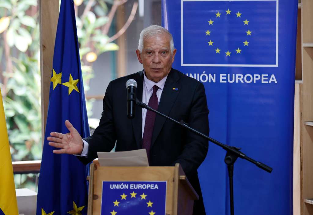 AME4459. BOGOTÁ (COLOMBIA), 26/04/2023.- El Alto Representante de la UE para Asuntos Exteriores, Josep Borrell, habla durante una rueda de prensa, hoy en Bogotá (Colombia). La Unión Europea acompañará las negociaciones que comenzarán en mayo próximo entre el Gobierno colombiano y el principal grupo de disidencias de las FARC, el Estado Mayor Central (EMC), según anunció este miércoles el Alto Representante de la UE para Asuntos Exteriores, Josep Borrell. Durante su visita oficial a Colombia, el jefe de la diplomacia europea aseguró que el Enviado Especial de la UE para la Paz en Colombia, Eamon Gilmore, llegará en los próximos días al país andino para participar en el inicio de diálogos que las disidencias, comandadas supuestamente por "Iván Mordisco", aseguraron que sería el 16 de mayo. EFE/ Mauricio Dueñas Castañeda