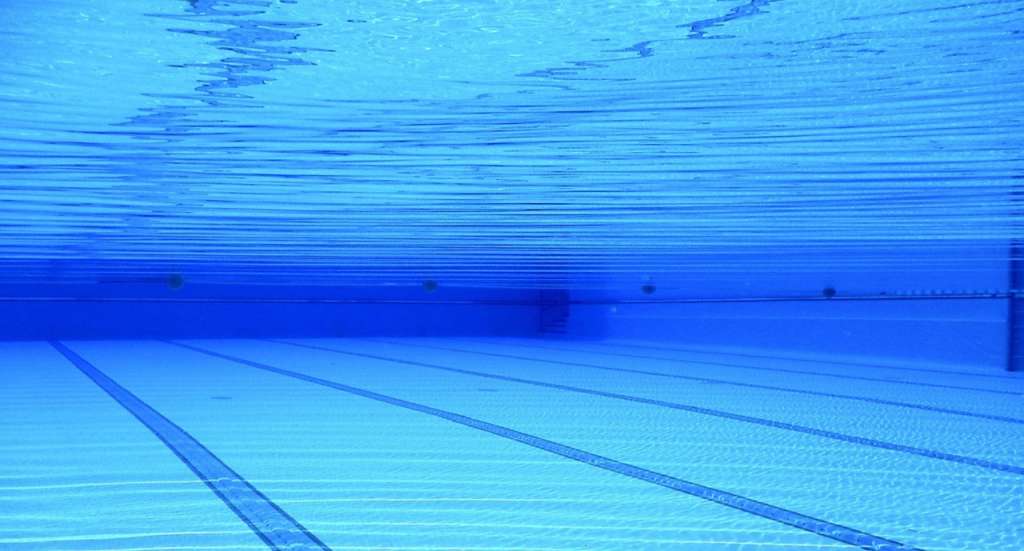 Imagen de referencia. Según las autoridades, el niño de 8 años se metió a la piscina después de almorzar y broncoaspiró. Sin embargo, esperan confirmar la causa de la muerte en la necropsia.