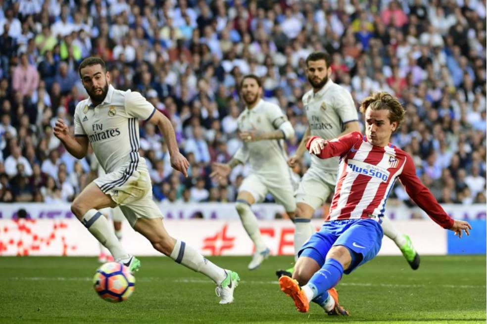El francés Antoine Griezmann anotó el gol que le dio el empate al Atlético de Madrid, este sábado, en el Santiago Bernabéu. / AFP